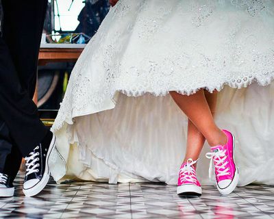 Tendencias zapatos bodas 2018: zapatos de color para novias