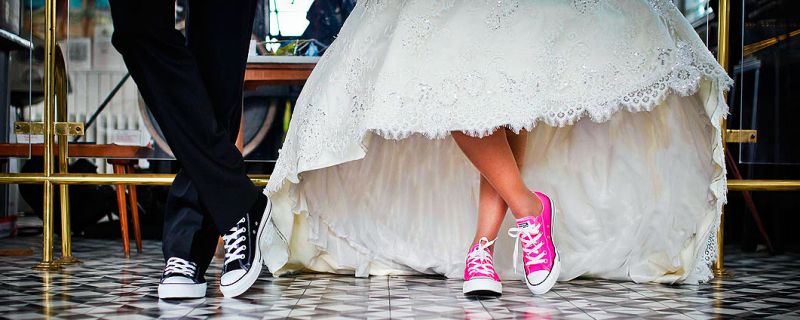 Tendencias zapatos bodas 2018: zapatos de color para novias