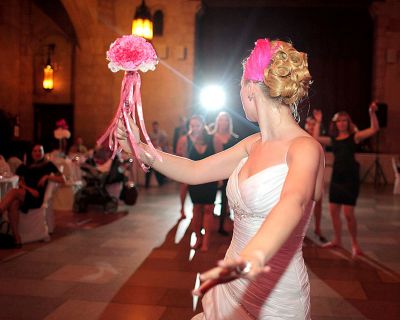 Ideas diferentes para lanzar el ramo de novia