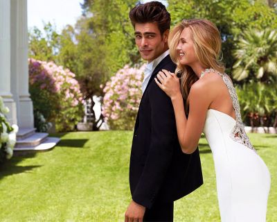 Pronovias lanza su nueva campaña con Jon Kortajarena y Romee Strijd